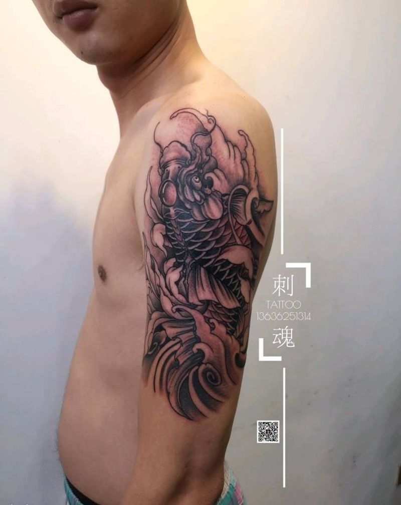 大臂锦鲤纹身图片_手臂新传统纹身图案