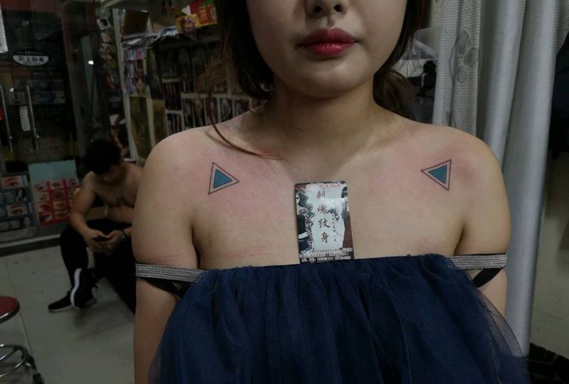 小符号纹身图片_胸部新传统几何纹身图案