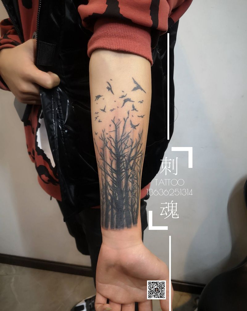 一片小树林纹身图片_手臂新传统纹身图案