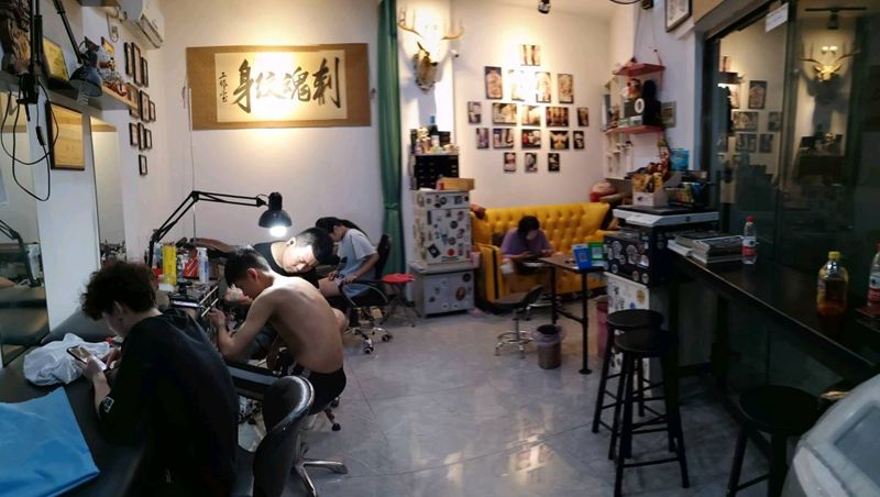 手背上帝之眼纹身图片_手部New School纹身图案