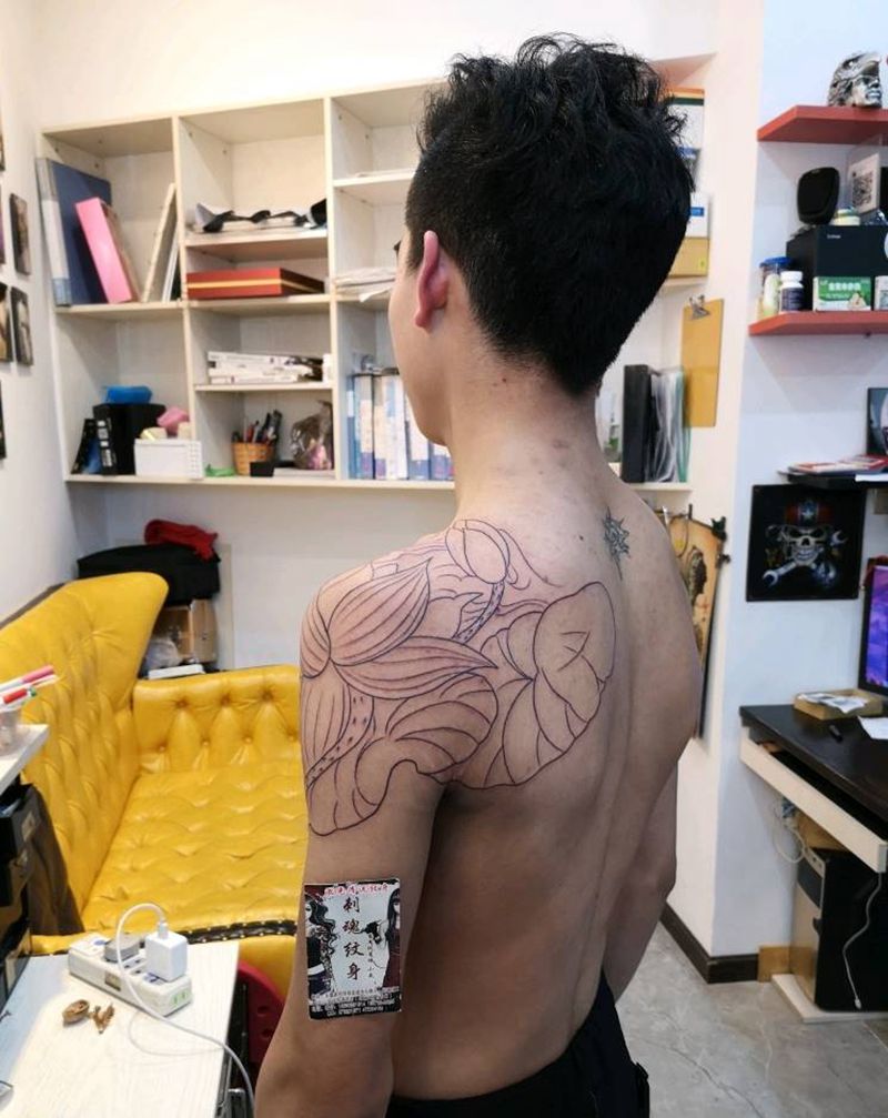 半甲小线条纹身图片_肩部新传统纹身图案