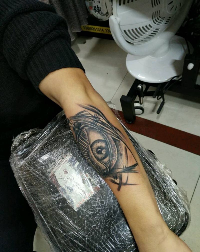 小臂3D眼纹身图片_手臂传统写实原创花絮生活成品纹身图案