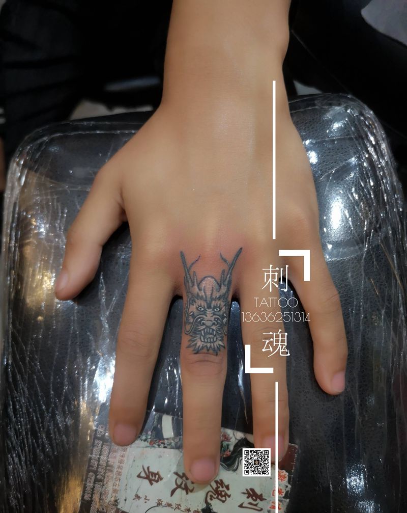 手指龙头纹身图片_手部图腾新传统纹身图案