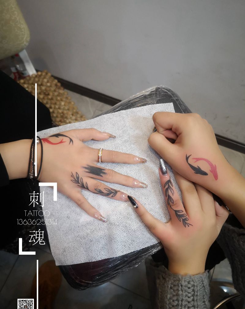 手部小清新纹身图片_手部几何点刺纹身图案