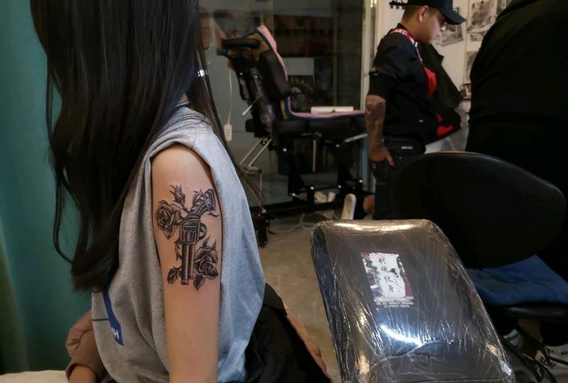 枪纹身图片_手臂纹身图案