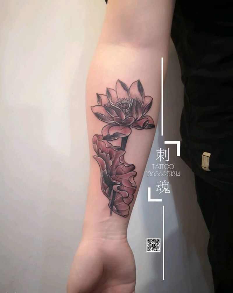 莲花荷叶纹身图片_手臂新传统纹身图案