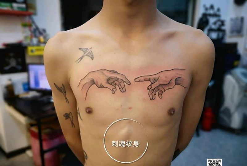 亚当夏娃之手纹身图片_胸部几何纹身图案