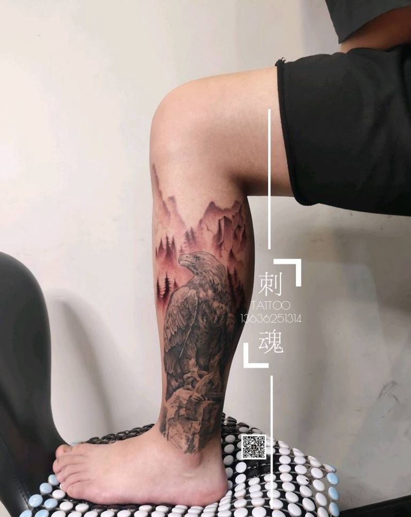 小腿鹰添加背景纹身图片_腿部水墨欧美写实纹身图案