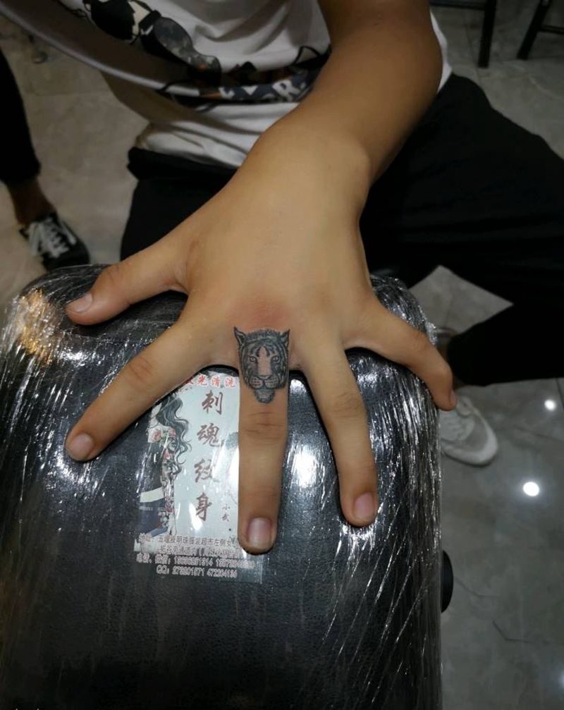 手指小老虎纹身图片_手部老传统纹身图案