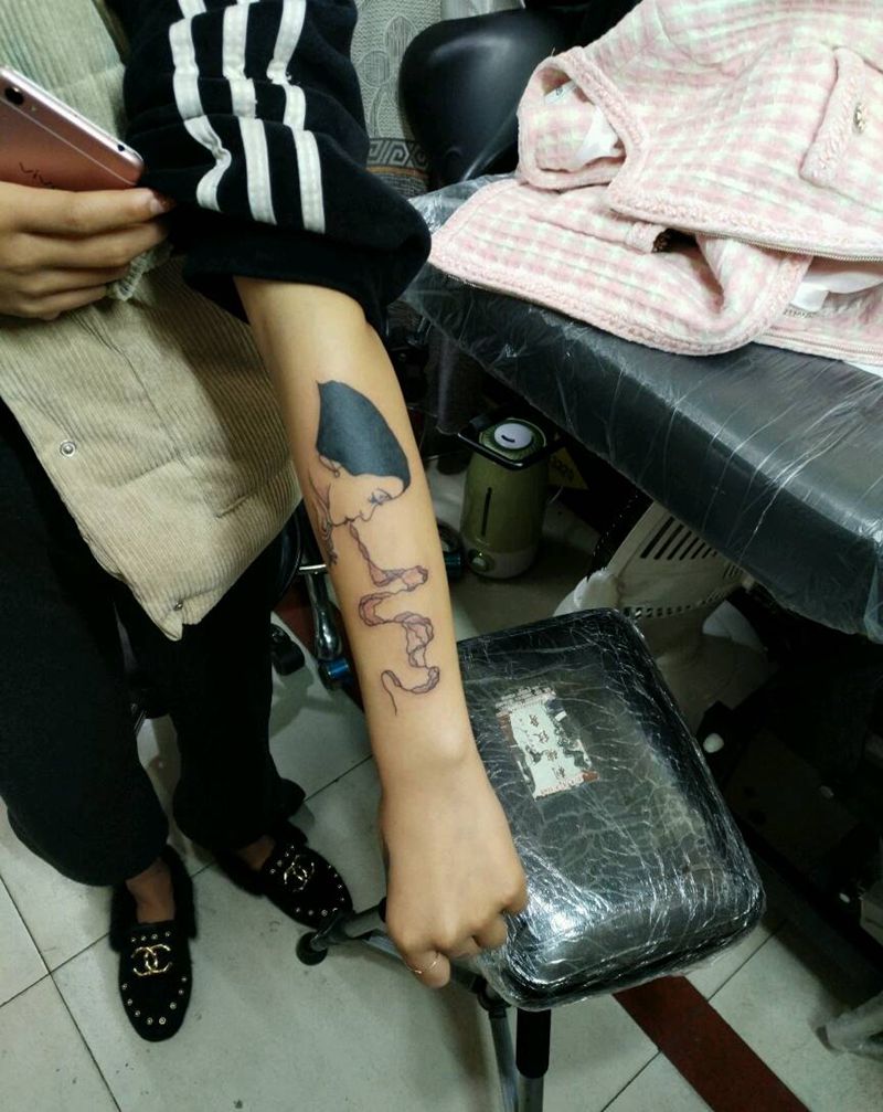 抽烟女纹身图片_手臂传统清新人物图腾原创花絮生活成品纹身图案