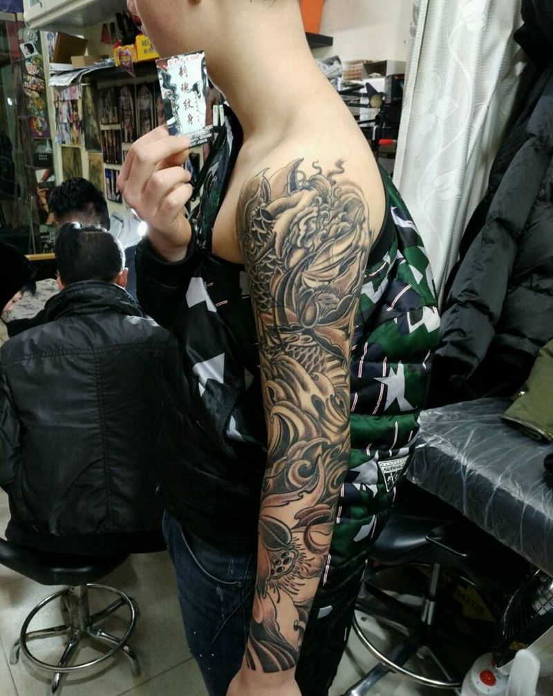 花臂锦鲤莲花纹身图片_手臂传统原创花絮生活成品纹身图案