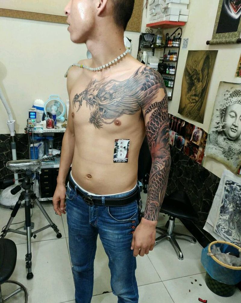 过肩龙大花臂纹身图片_胸部手臂传统动物原创花絮生活成品手稿纹身图案