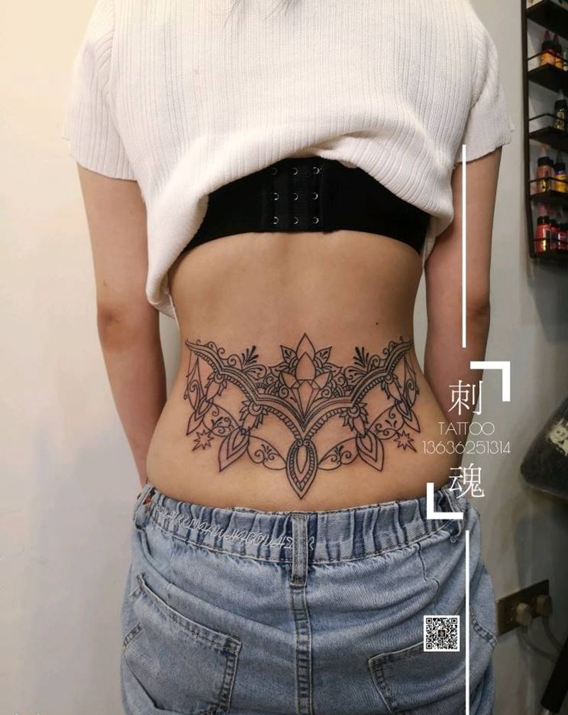 后腰腰花纹身图片_腰部几何点刺纹身图案