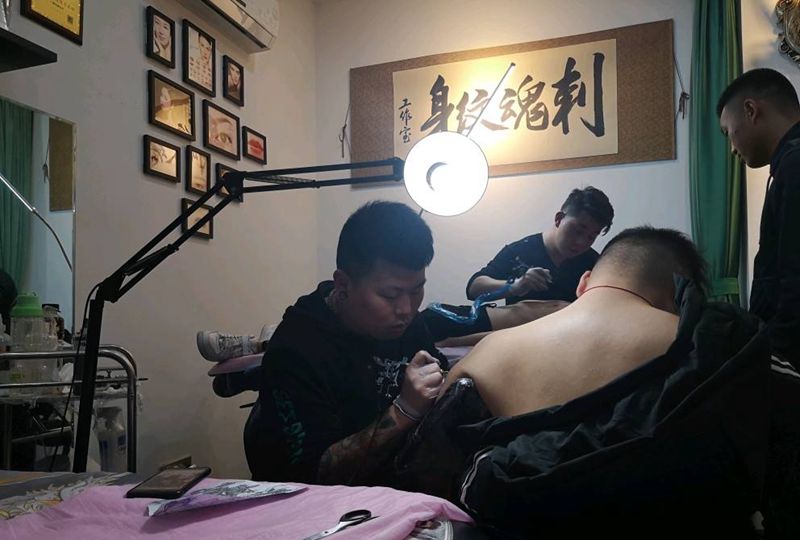 工作花絮纹身图片_胸部新传统几何纹身图案