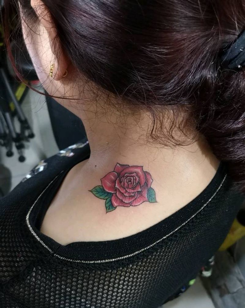 红玫瑰遮盖疤痕纹身图片