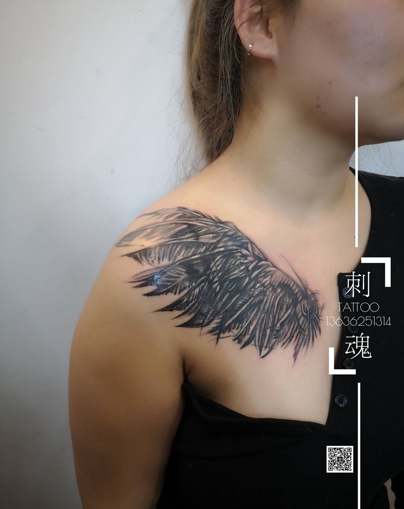 翅膀纹身图片_胸部水墨纹身图案