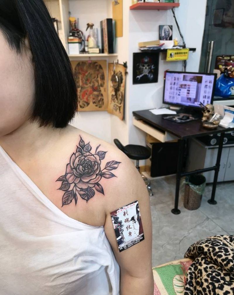 小碎花纹身图片_肩部新传统纹身图案