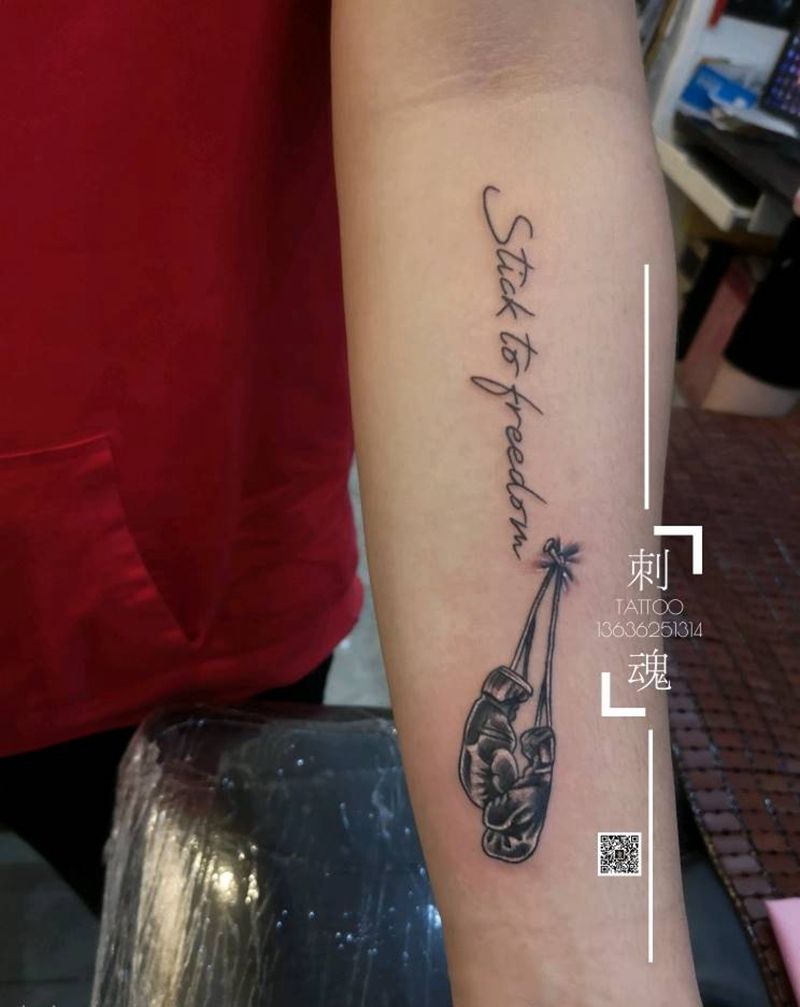 拳击手套字母纹身图片_手臂几何纹身图案