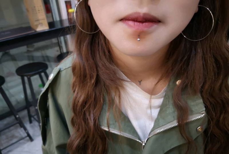 穿孔唇钉纹身图片_颈部纹身图案