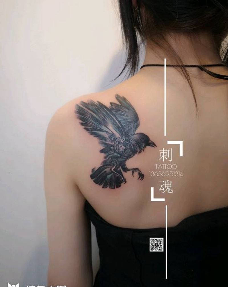 暗黑系乌鸦纹身图片_肩部水墨纹身图案
