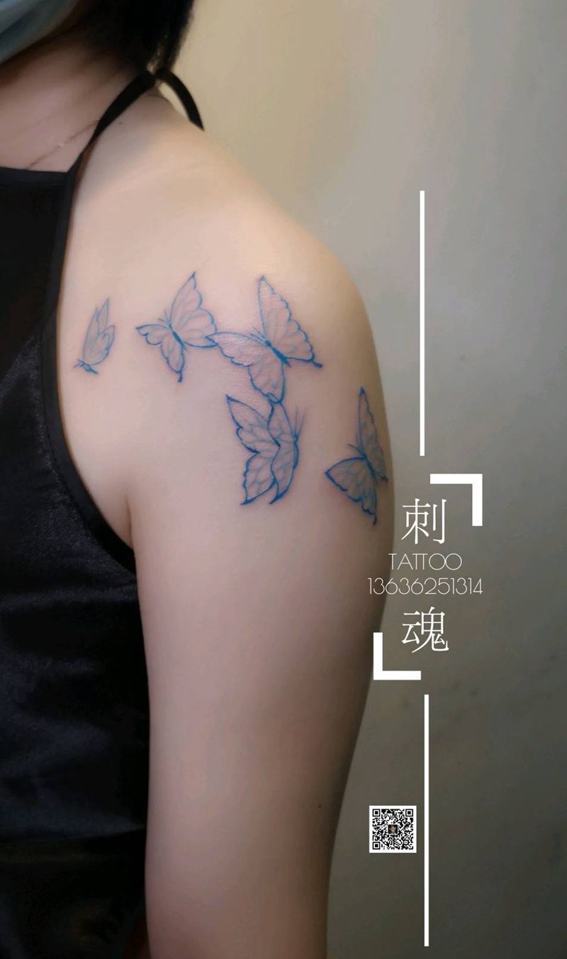 肩上蝶纹身图片_肩部几何纹身图案