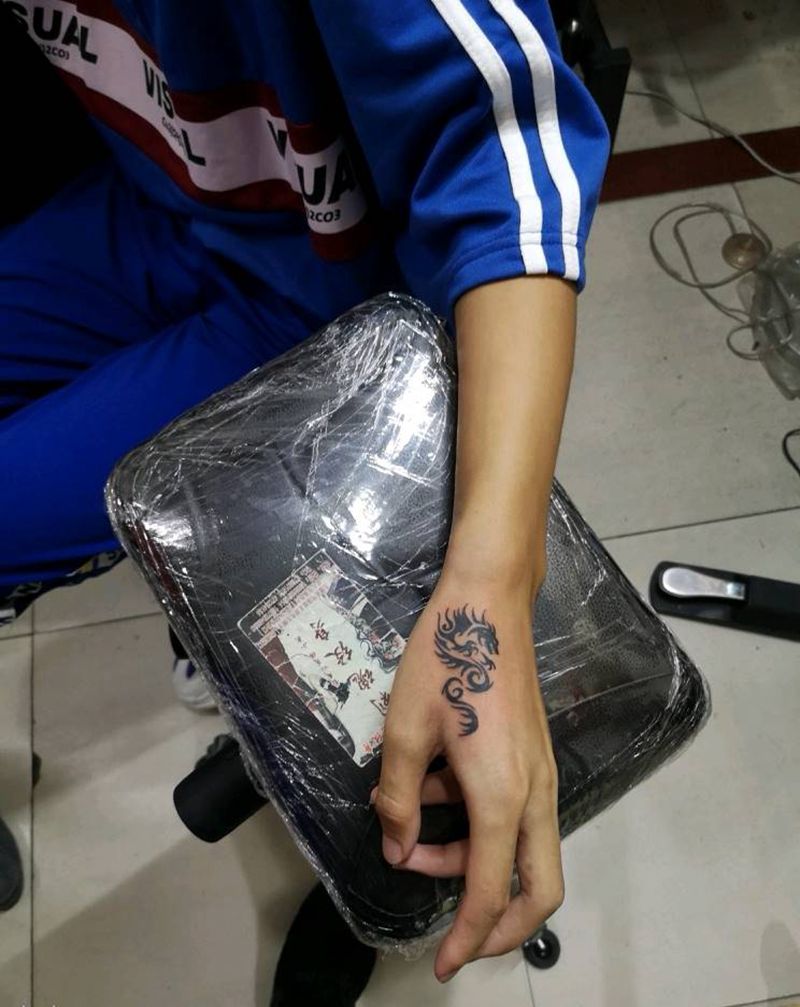 手部小清新纹身图片_手部几何纹身图案