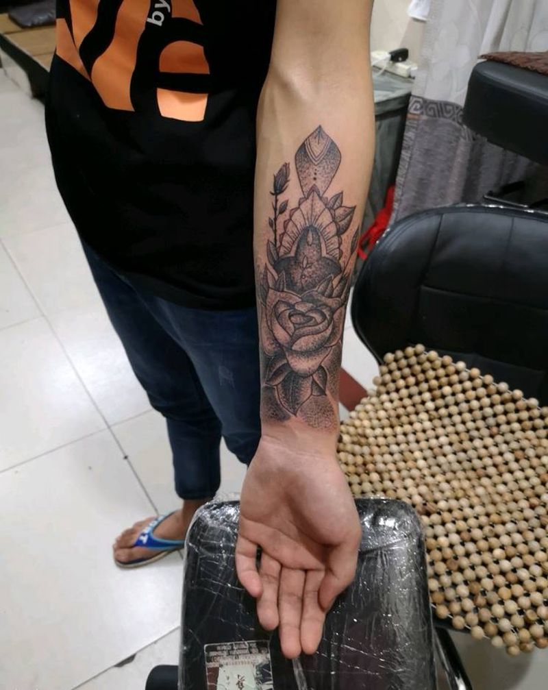 点刺玫瑰纹身图片_手臂新传统点刺纹身图案