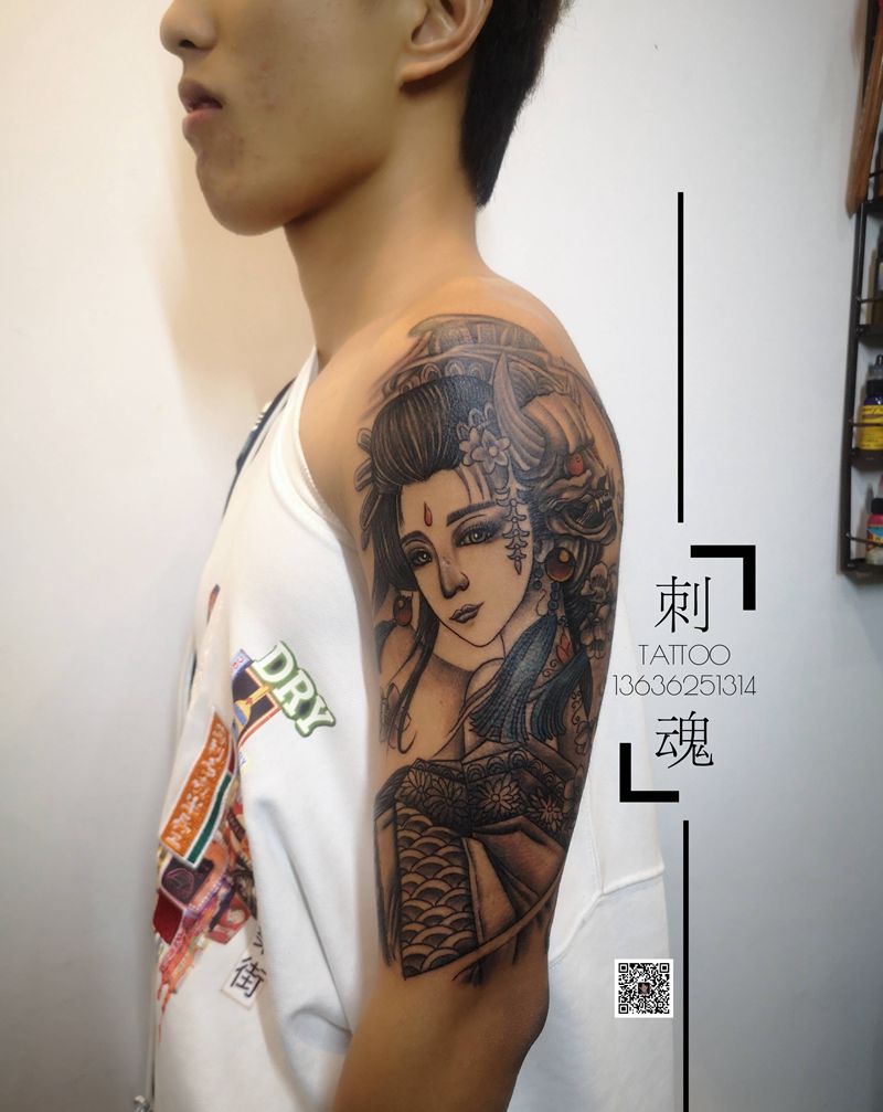 大臂艺妓纹身图片_手臂新传统纹身图案