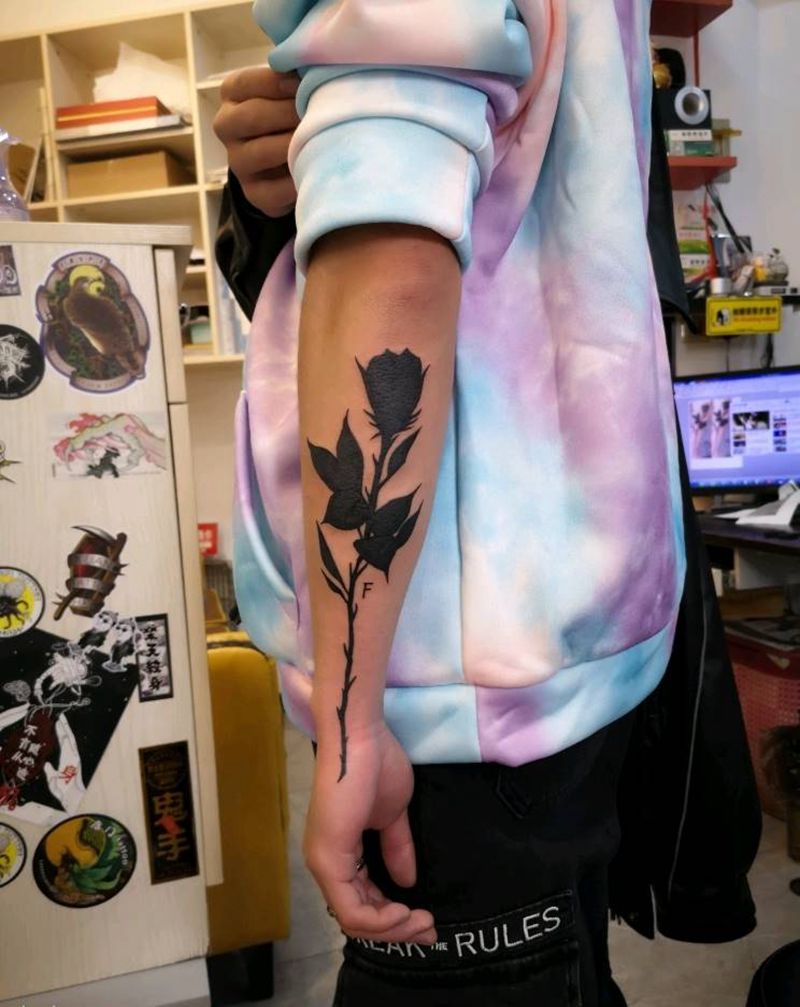 小臂黑玫瑰纹身图片_手臂图腾纹身图案