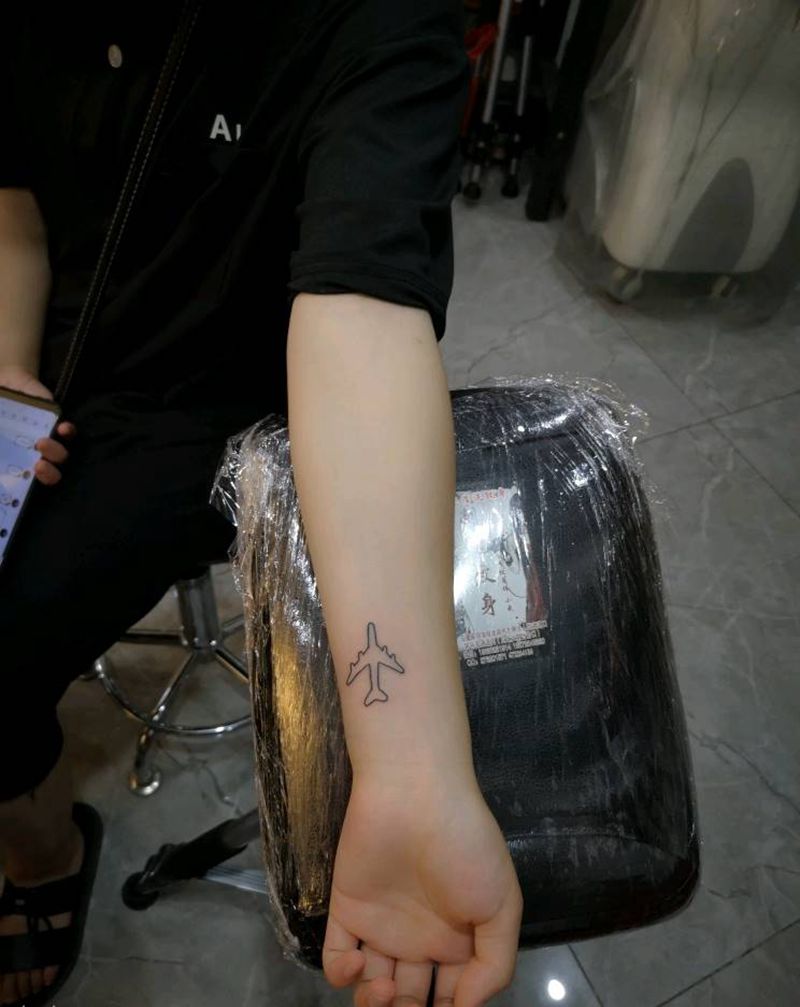 小飞机纹身图片_手臂几何纹身图案