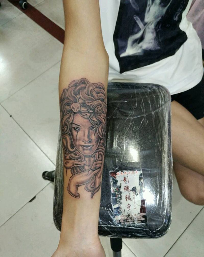 美杜莎纹身图片_手臂欧美肖像写实人物原创花絮生活成品手稿纹身图案