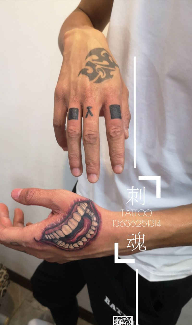 虎口纹身图片_手部欧美写实纹身图案