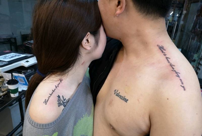 情侣字母一对纹身图片_肩部纹身图案