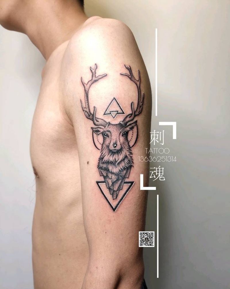 大臂鹿纹身图片_手臂点刺几何纹身图案