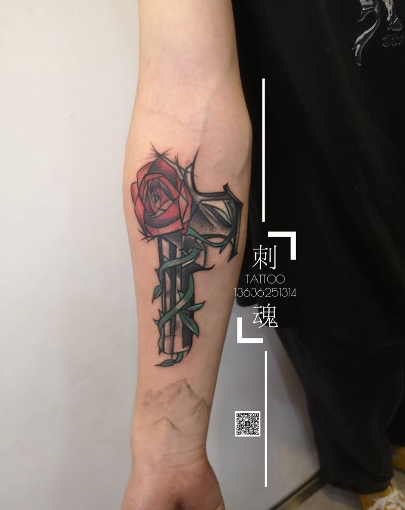 给大徒弟修改的枪花纹身图片_手臂Old School纹身图案
