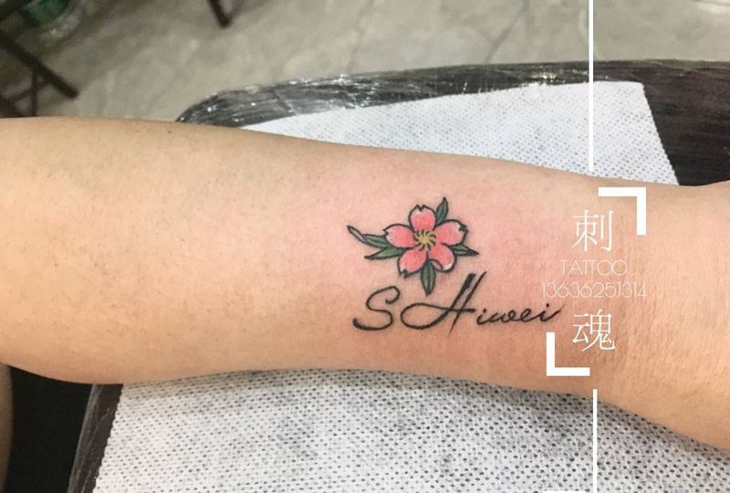 小花纹身图片_胸部水彩几何纹身图案