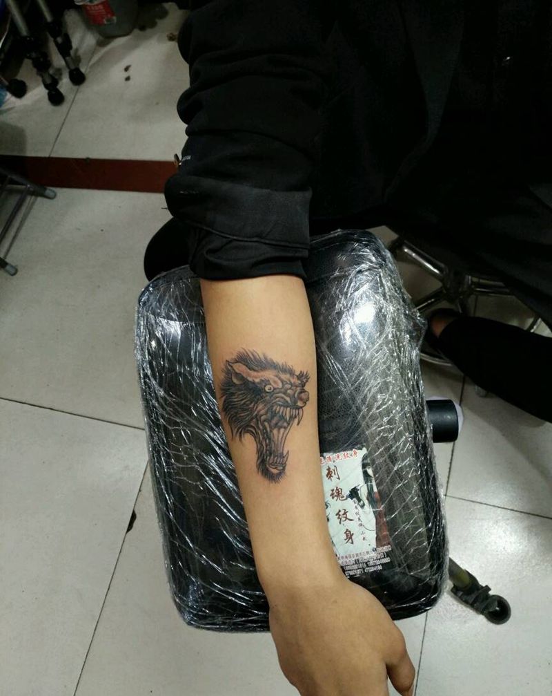 豺狼虎豹纹身图片_手臂传统动物花絮生活成品手稿纹身图案