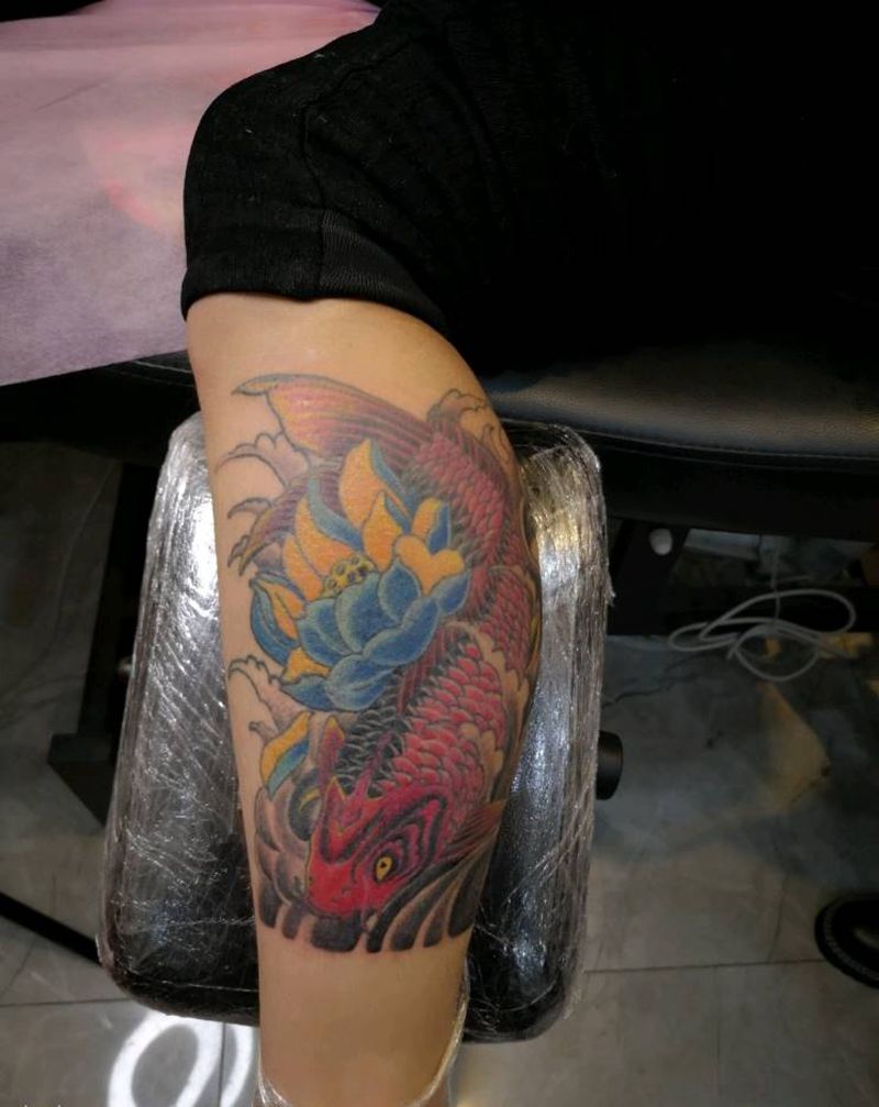 色彩锦鲤纹身图片_腿部老传统纹身图案