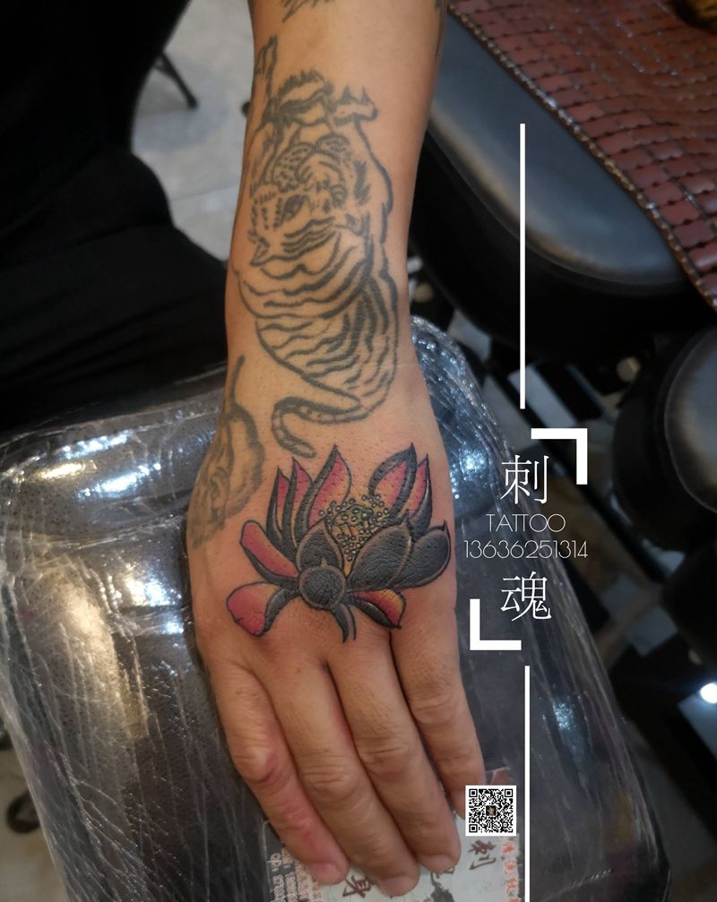 手背莲花纹身图片_手部老传统纹身图案
