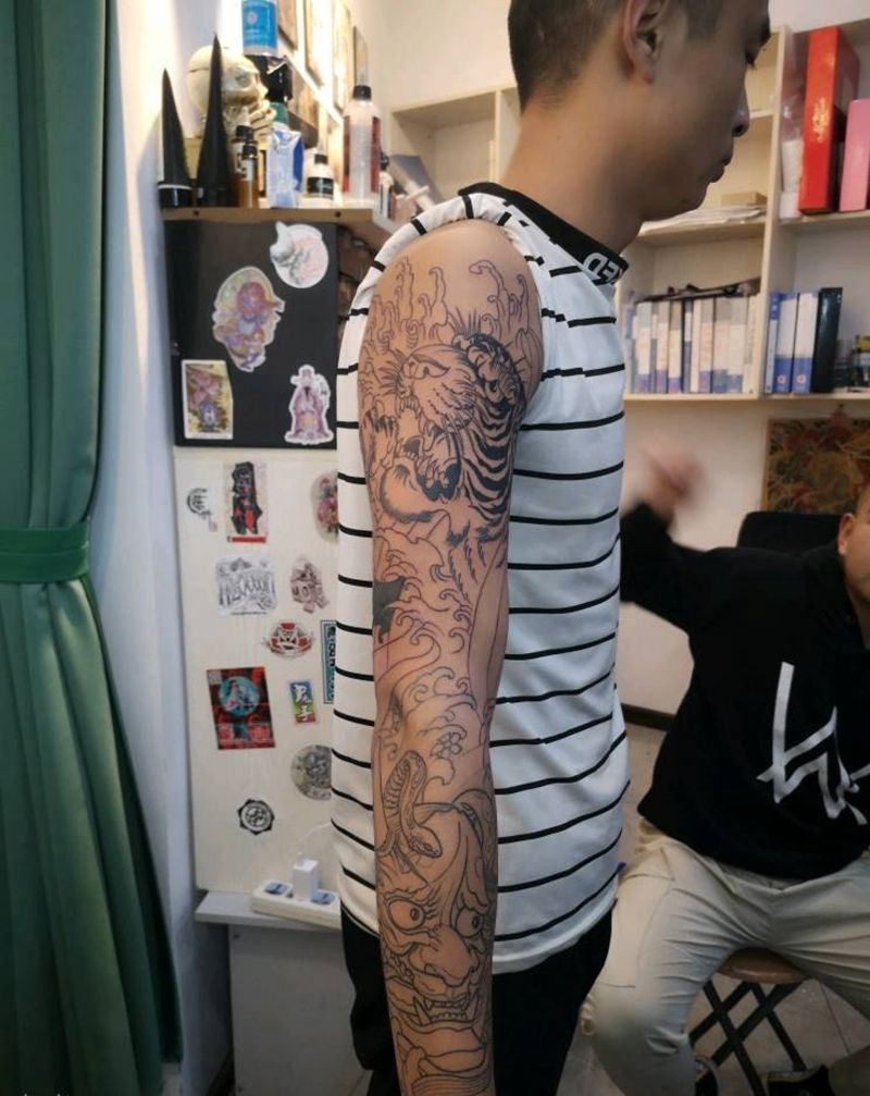 花臂线条纹身图片_手臂新传统纹身图案