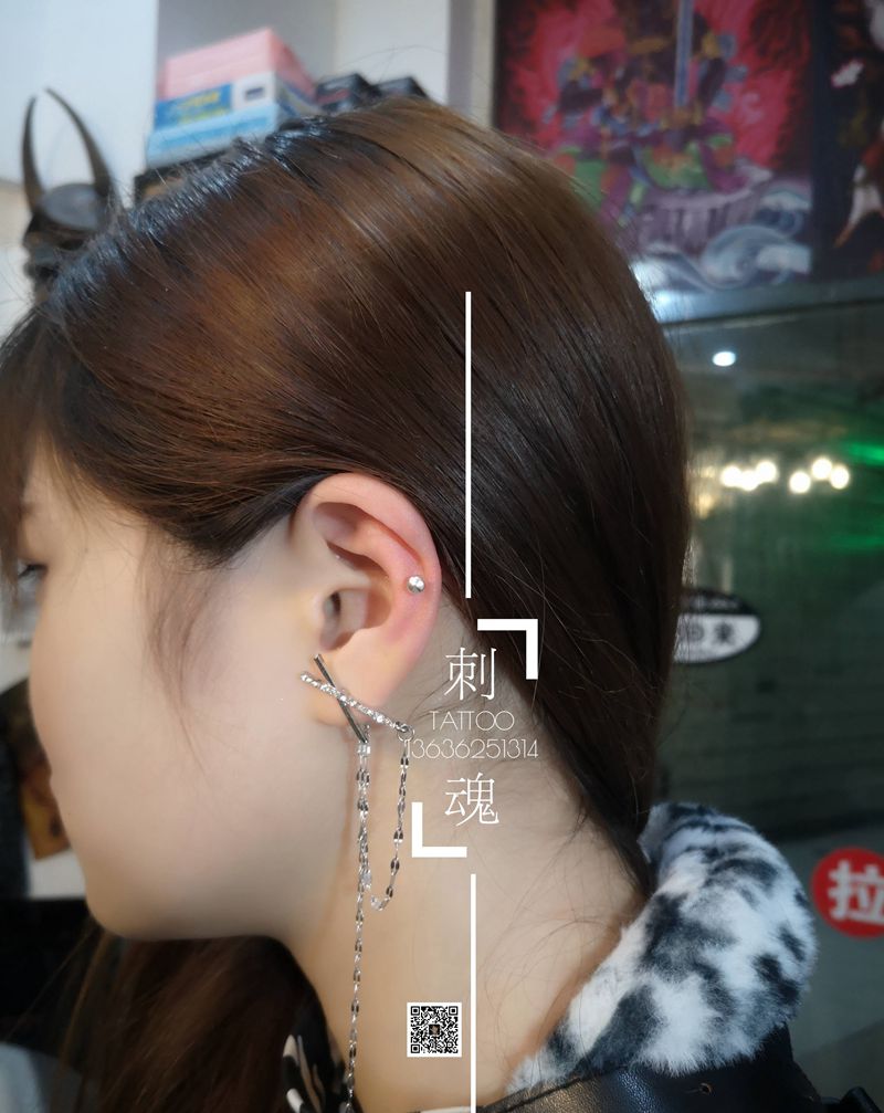 穿孔舌钉，耳钉纹身图片_穿孔舌钉纹身图案