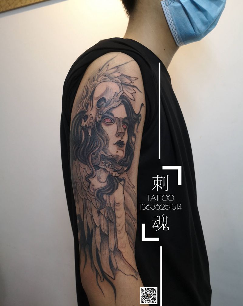 暗黑女郎纹身图片_手臂新传统欧美写实纹身图案