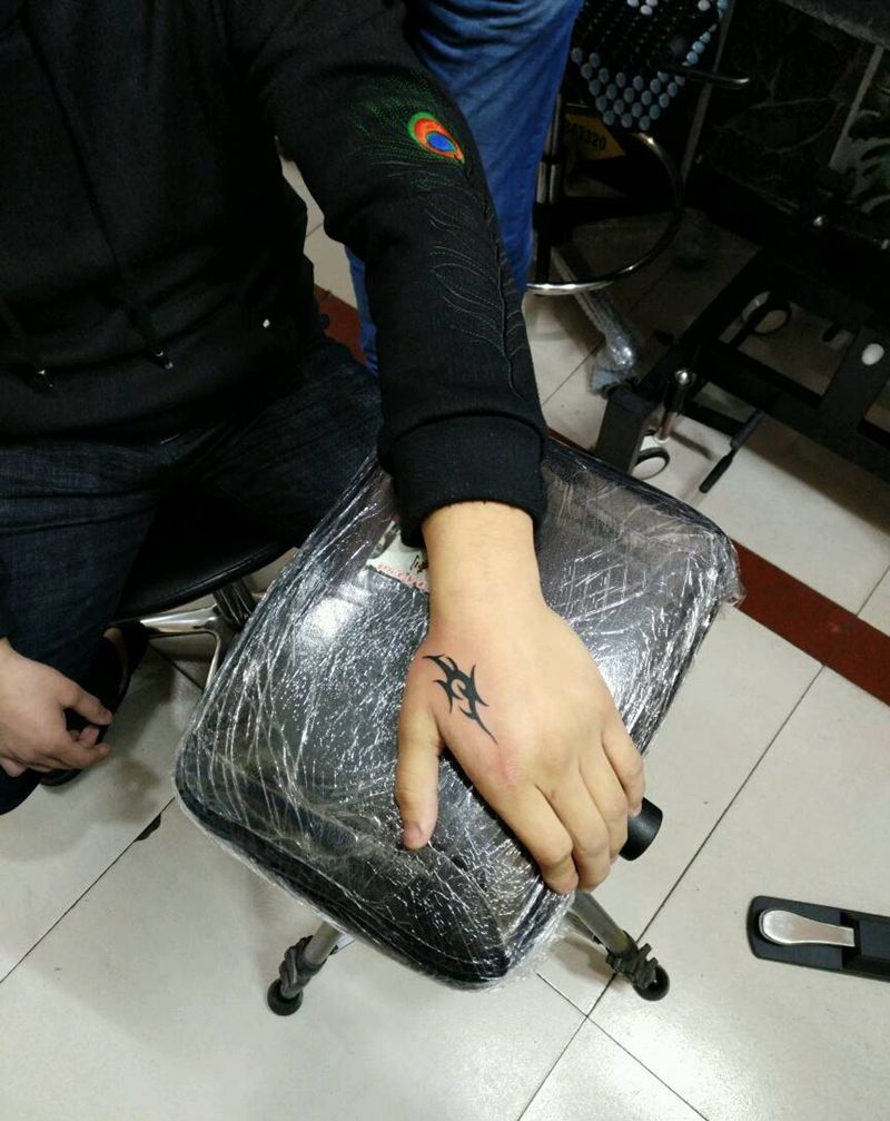 虎口小图腾纹身图片_手部清新几何图腾原创花絮生活手稿纹身图案