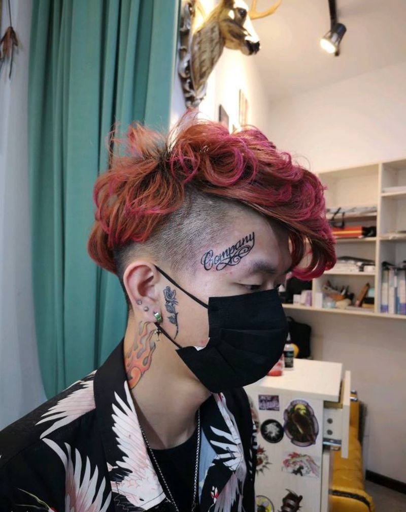 额头花体字纹身图片_颈部花体字字母纹身图案