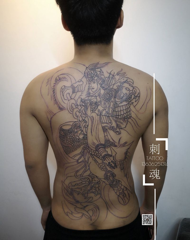 满背赵子龙线条纹身图片_背部几何纹身图案
