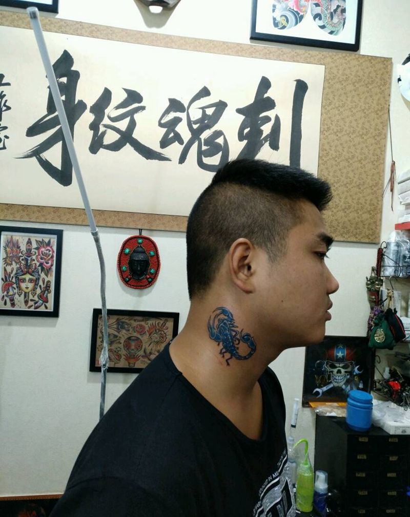 颈部蝎子纹身图片_颈部传统动物图腾原创花絮生活成品手稿纹身图案