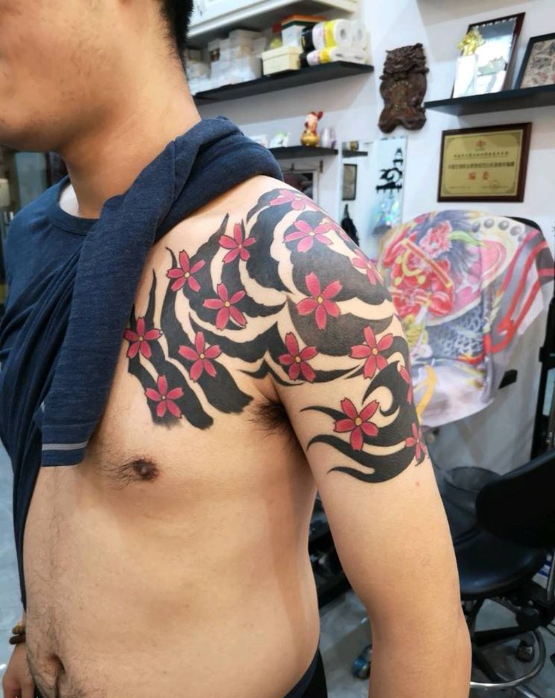 小半甲纹身图片_胸部肩部纹身图案