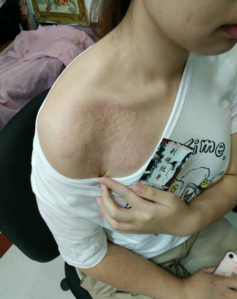 白色花刺青，隐形纹身纹身图片_肩部清新几何花絮生活成品手稿纹身图案