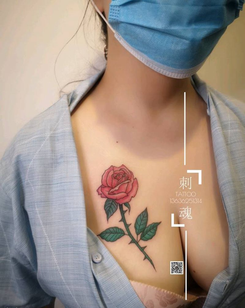 红玫瑰纹身图片_胸部水彩纹身图案