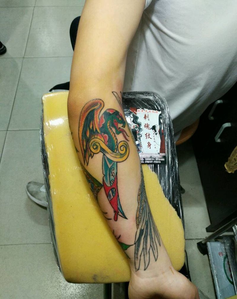 欧美小匕首纹身图片_手臂欧美成品纹身图案